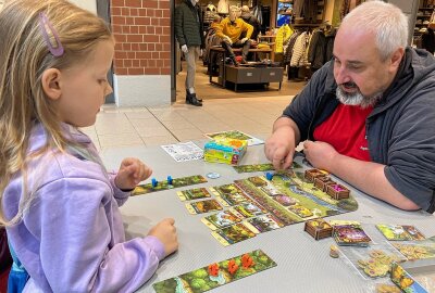 Würfeln, Karten ziehen, angeln und Spaß haben in der Sachsenallee - Verschiedene Spiele können kostenlos ausprobiert werden. Foto: Steffi Hofmann