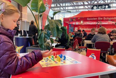 Würfeln, Karten ziehen, angeln und Spaß haben in der Sachsenallee - Verschiedene Spiele können kostenlos ausprobiert werden. Foto: Steffi Hofmann