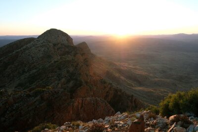 Wüstenwunderweg: Wandern im Herzen Australiens - Sonnenaufgang am Mount Sonder.