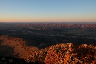 Wüstenwunderweg: Wandern im Herzen Australiens - Morgenstimmung auf dem Larapinta Trail: im Sonnenaufgang glühende Hügelketten.