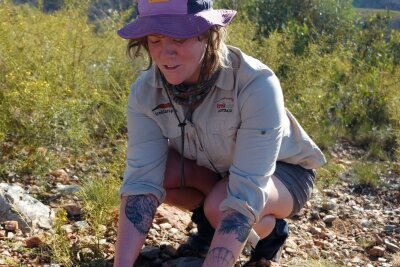 Wüstenwunderweg: Wandern im Herzen Australiens - Lektion am Wegesrand: Tash Loh erklärt die Geologie der MacDonell Ranges.