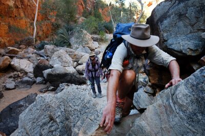 Wüstenwunderweg: Wandern im Herzen Australiens - Auch Kraxeln ist gefragt - wie hier auf dem Abschnitt am Inarlanga Pass.