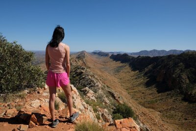 Wüstenwunderweg: Wandern im Herzen Australiens - 46 planierte Stellen gibt es am Larapinta Trail, wo man sein Zelt aufschlagen kann. Counts Point ist eine davon. 