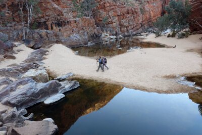 Wüstenwunderweg: Wandern im Herzen Australiens - Schlucht und Wasserloch: Die schönste Tageswanderung ist der Ormiston Pound Walk. 