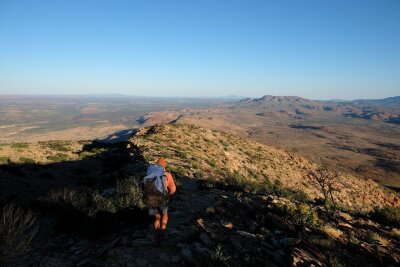 Wüstenwunderweg: Wandern im Herzen Australiens - Wie die Savanne Afrikas: Ausblick beim Abstieg vom Mount Sonder.