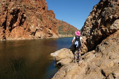 Wüstenwunderweg: Wandern im Herzen Australiens - Angekommen an der Glen Helen Gorge: Landschaften wie solche hielt der Maler Namatjiras fest.