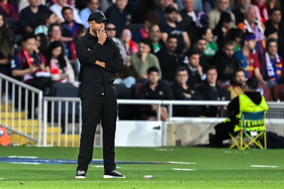 Wüterich Eberl als Bayern-Schutzschild nach Flick-Watschn - Nachdenklich am Spielfeldrand bei seiner ersten ganz großen Niederlage als Bayern-Trainer: Vincent Kompany.