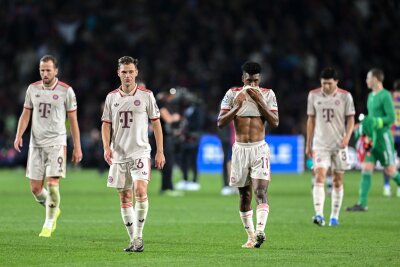 Wüterich Eberl als Bayern-Schutzschild nach Flick-Watschn - Ende eines Frust-Abends: Die Bayern-Verlierer um Joshua Kimmich (2.v.l.).