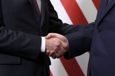 Xi will mit Trump-Regierung zusammenarbeiten - Biden und Xi geben sich die Hand. 