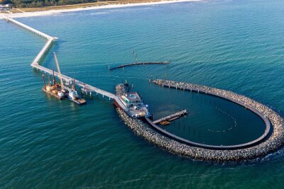 XXL-Seebrücke an der Ostsee eröffnet - Rekordverdächtig: Die Seebrücke Prerow soll mit rund 720 Metern die längste Seebrücke im Ostseeraum sein.