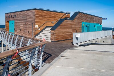 XXL-Seebrücke an der Ostsee eröffnet - Das Funktionsgebäude am Inselhafen hat eine zugängliche Dachterrasse.