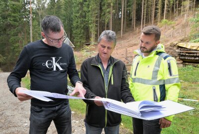 Zechenhaus im Erzgebirge soll nach historischem Vorbild wieder aufgebaut werden - Marcus Krause (li.) und Louis Weber (re.) von der Bauleitung der Bergsicherung Schneeberg im Gespräch mit Jens Hahn, Vorsitzender der IG Historischer Erzbergbau Lößnitz (Mitte) Foto: Ralf Wendland