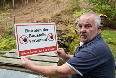 Zechenhaus im Erzgebirge soll nach historischem Vorbild wieder aufgebaut werden - Wanderer und Besucher werden gebeten, die aufgestellten Schilder zu beachten - im Bild Bernd Ostantt vom Vereinsvorstand. Foto: Ralf Wendland