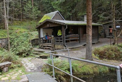 Zechenhaus im Erzgebirge soll nach historischem Vorbild wieder aufgebaut werden - Das bereits vorhandene Gebäude bleibt weiterhin erhalten. Foto: Ralf Wendland