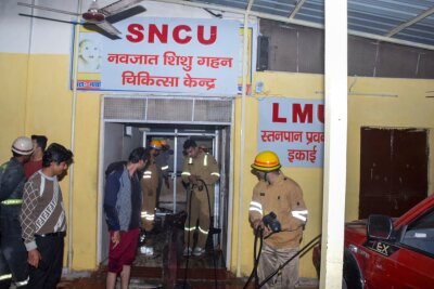 Zehn Babys sterben bei Krankenhaus-Brand in Indien - Zum Zeitpunkt des Feuers am Freitagabend (Ortszeit) befanden sich rund 50 Kinder auf der Station des Krankenhauses in Jhansi im nördlichen Bundesstaat Uttar Pradesh. 