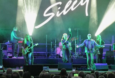 Zehn Jahre Waldbühne Schwarzenberg: Die Riesenfete ist noch nicht zuende - Auch die Musiker von Silly haben am Sonntag-Abend das Publikum begeistert. Foto: Ralf Wendland