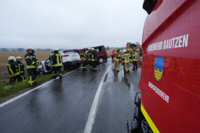 Zehn Verletzte nach Unfall auf sächsischer Bundesstraße - Am Freitagmorgen kam es gegen 09.20 Uhr auf der B156 zu einem schweren Verkehrsunfall.