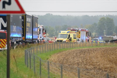 Zehn Verletzte nach Unfall auf sächsischer Bundesstraße - Am Freitagmorgen kam es gegen 09.20 Uhr auf der B156 zu einem schweren Verkehrsunfall.