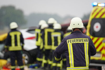 Zehn Verletzte nach Unfall auf sächsischer Bundesstraße - Am Freitagmorgen kam es gegen 09.20 Uhr auf der B156 zu einem schweren Verkehrsunfall.