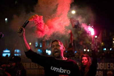 Zehntausende demonstrieren in Barcelona gegen hohe Mieten - Wut und Verzweiflung über zu hohe Mieten machen sich Luft.