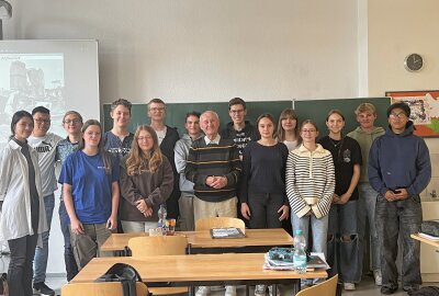 Zeitzeuge hält im Vogtland leidenschaftliches Plädoyer für den Frieden - Die Schüler des Geschichtskurses Klasse 10 der Plauener Friedensschule freuten sich sehr über den Besuch von Martin Narr. Foto: Friedensschule Plauen