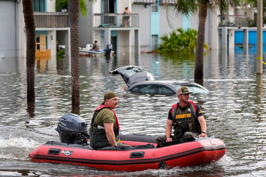 Zerstörung in Florida nach Hurrikan "Milton" - weiter Gefahr - Rettungskräfte sind in der Stadt Clearwater auf dem Weg zu Sturmopfern.