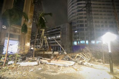 Zerstörung in Florida nach Hurrikan "Milton" - weiter Gefahr - In St. Petersburg in Florida ist ein Kran an einer Baustelle auf eine Straße gestürzt.