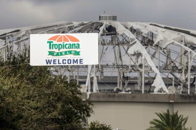 Zerstörung in Florida nach Hurrikan "Milton" - weiter Gefahr - Blick auf das zerstörte Dach des Baseball-Stadions Tropicana Field in St. Petersburg in Florida.