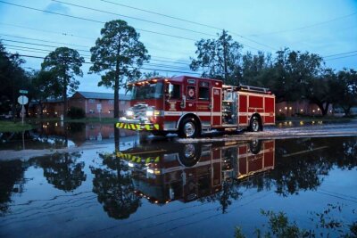 Zerstörung in Florida nach Hurrikan "Milton" - weiter Gefahr - Ein Fahrzeug der Feuerwehr fährt durch St. Petersburg in Florida.