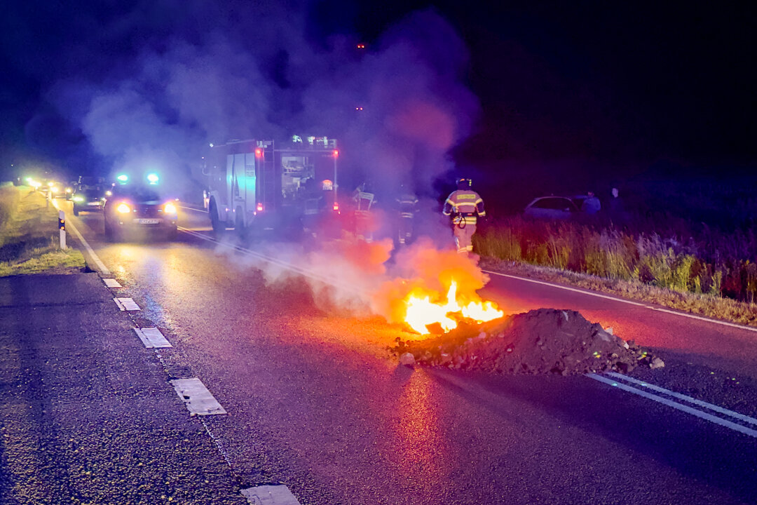Zeugenaufruf nach Brand auf Autobahnzubringer S255: Unbekannte laden Dreck ab und zünden Reifen an - Unbekannte luden brennenden Müll auf der Straße ab. 