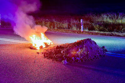 Zeugenaufruf nach Brand auf Autobahnzubringer S255: Unbekannte laden Dreck ab und zünden Reifen an - Unbekannte luden brennenden Müll auf der Straße ab. 