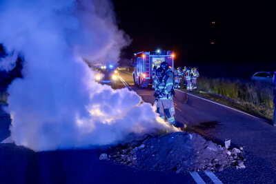 Zeugenaufruf nach Brand auf Autobahnzubringer S255: Unbekannte laden Dreck ab und zünden Reifen an - Unbekannte luden brennenden Müll auf der Straße ab. 