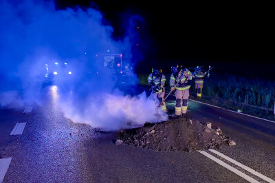 Zeugenaufruf nach Brand auf Autobahnzubringer S255: Unbekannte laden Dreck ab und zünden Reifen an - Unbekannte luden brennenden Müll auf der Straße ab. 