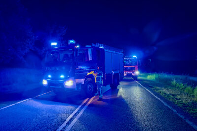 Zeugenaufruf nach Brand auf Autobahnzubringer S255: Unbekannte laden Dreck ab und zünden Reifen an - Unbekannte luden brennenden Müll auf der Straße ab. 