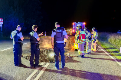 Zeugenaufruf nach Brand auf Autobahnzubringer S255: Unbekannte laden Dreck ab und zünden Reifen an - Unbekannte luden brennenden Müll auf der Straße ab. 