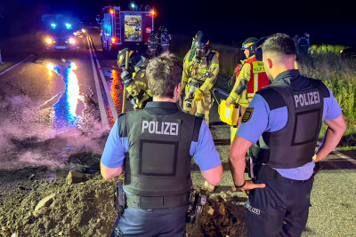 Zeugenaufruf nach Brand auf Autobahnzubringer S255: Unbekannte laden Dreck ab und zünden Reifen an - Unbekannte luden brennenden Müll auf der Straße ab. 