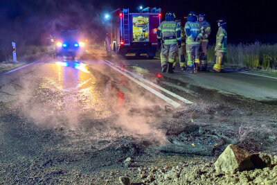 Zeugenaufruf nach Brand auf Autobahnzubringer S255: Unbekannte laden Dreck ab und zünden Reifen an - Unbekannte luden brennenden Müll auf der Straße ab. 