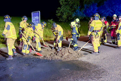 Zeugenaufruf nach Brand auf Autobahnzubringer S255: Unbekannte laden Dreck ab und zünden Reifen an - Unbekannte luden brennenden Müll auf der Straße ab. 