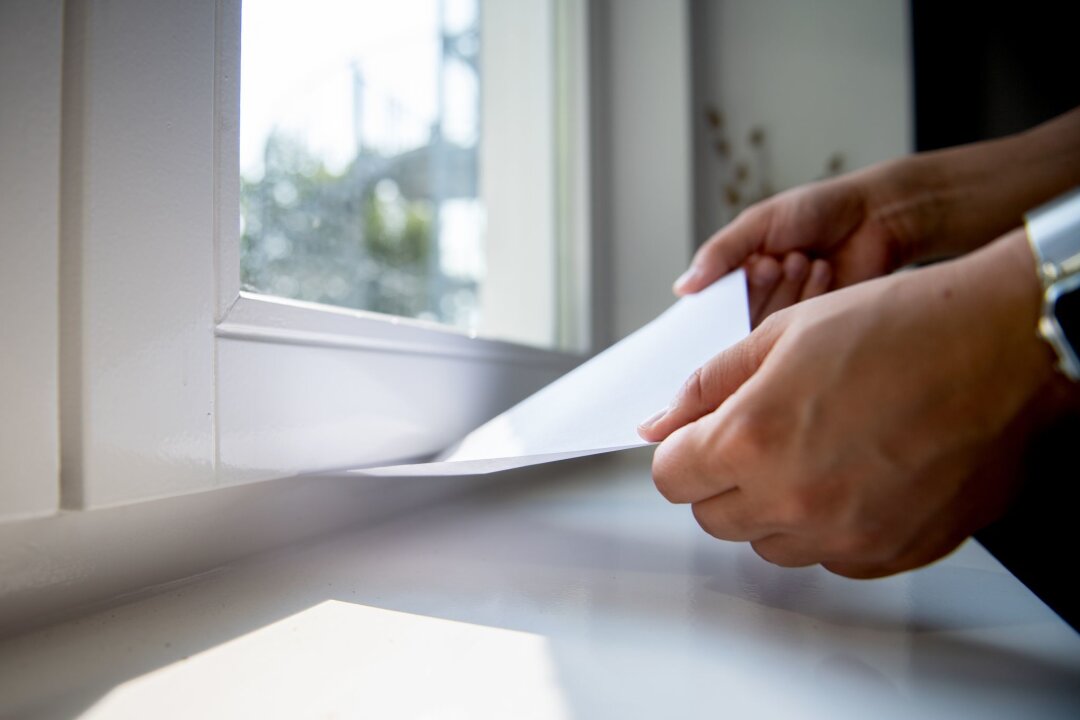 Zieht's? Wie Sie Wärmeverluste vermeiden - So findet man heraus, ob ein Fenster dicht ist: Ein eingeklemmtes Blatt Papier sollte fest sitzen.