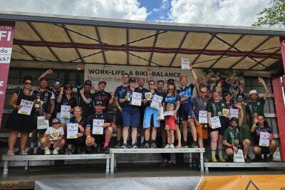 Zieleinlauf und Freude pur am Stausee: Das sind die Siegerfotos vom Heavy24 - Siegerteam 8-er Mix.