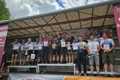 Zieleinlauf und Freude pur am Stausee: Das sind die Siegerfotos vom Heavy24 - Siegerteams 6-er Männer