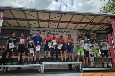 Zieleinlauf und Freude pur am Stausee: Das sind die Siegerfotos vom Heavy24 - Siegerteams 4-er Männer.