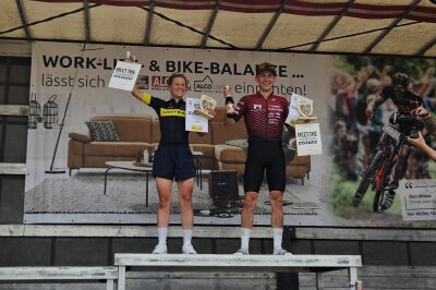 Zieleinlauf und Freude pur am Stausee: Das sind die Siegerfotos vom Heavy24 - Die schnellste Fahrerin und der schnellste Fahrer.