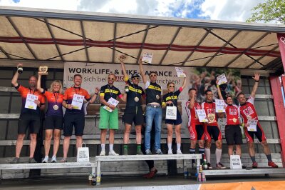 Zieleinlauf und Freude pur am Stausee: Das sind die Siegerfotos vom Heavy24 - Siegerteams 4-er Mixes.