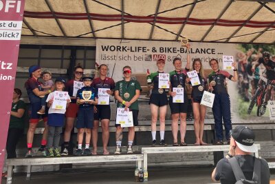 Zieleinlauf und Freude pur am Stausee: Das sind die Siegerfotos vom Heavy24 - Siegerteams 4-er Frauen.