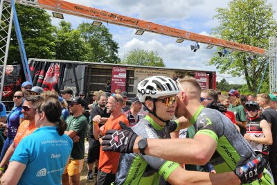 Zieleinlauf und Freude pur am Stausee: Das sind die Siegerfotos vom Heavy24 - Impressionen des Zieleinlaufes des Heavy24.