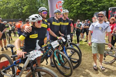 Zieleinlauf und Freude pur am Stausee: Das sind die Siegerfotos vom Heavy24 - Impressionen des Zieleinlaufs des Heavy24