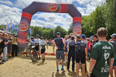 Zieleinlauf und Freude pur am Stausee: Das sind die Siegerfotos vom Heavy24 - Impressionen des Zieleinlaufes des Heavy24.