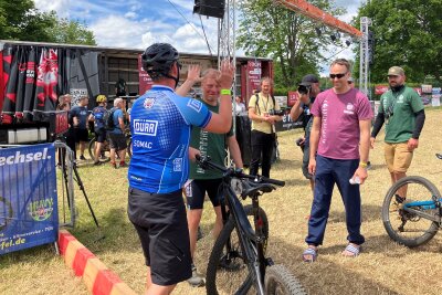 Zieleinlauf und Freude pur am Stausee: Das sind die Siegerfotos vom Heavy24 - Impressionen des Zieleinlaufes des Heavy24.