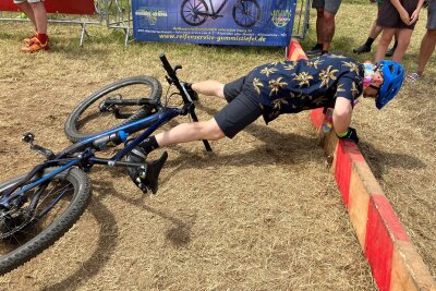 Zieleinlauf und Freude pur am Stausee: Das sind die Siegerfotos vom Heavy24 - Impressionen beim Zieleinlauf. Nach einem Sturz mal eben Liegestütze gemacht... 